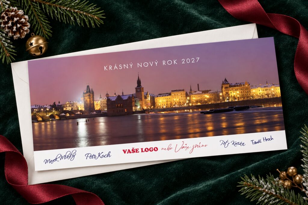 Osvetlená metropola – novoročenka s obálkou pri pohľade zhora.