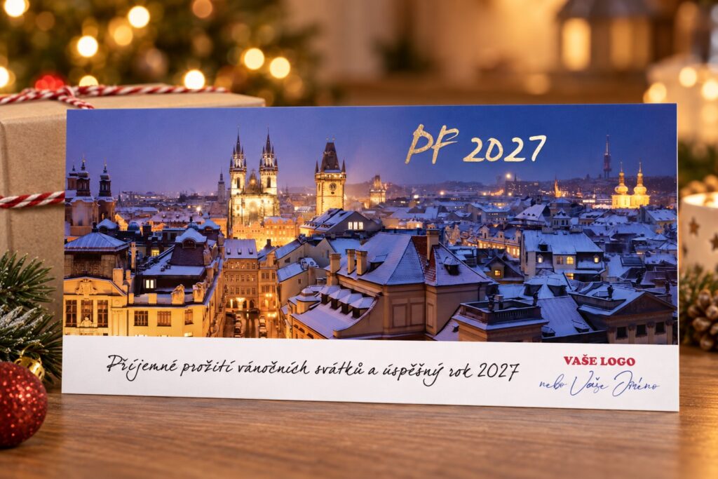 Nočná zasnežená Praha – novoročenka vo vianočnom zátiší.