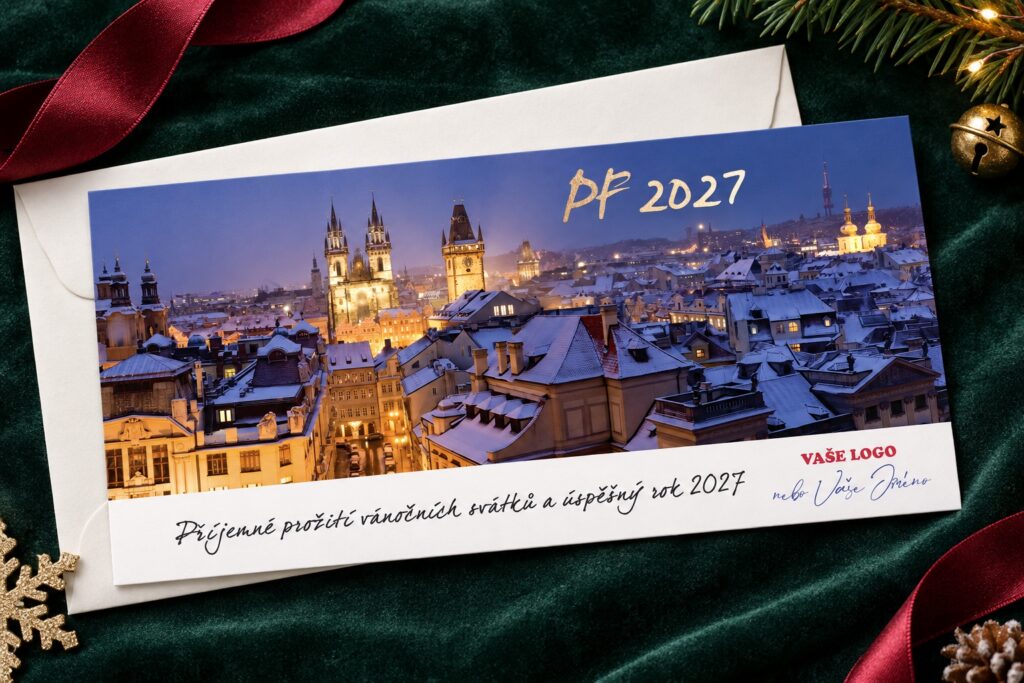 Nočná zasnežená Praha – novoročenka s obálkou pri pohľade zhora.